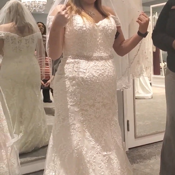 Wedding dress - Picture 2 of 6